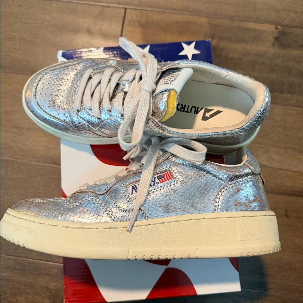 Autry Women's Medalist Low Silver Sneakers 6 - Picture 3 of 11